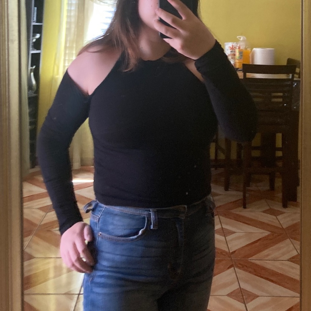 🤑 Black cold shoulder long sleeve top